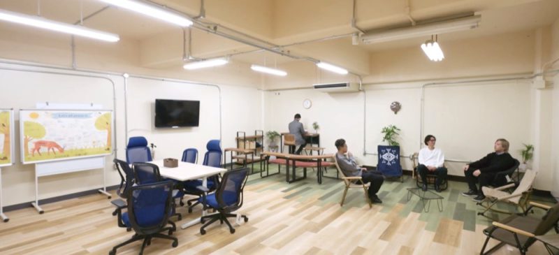 リラックスした雰囲気の談話室