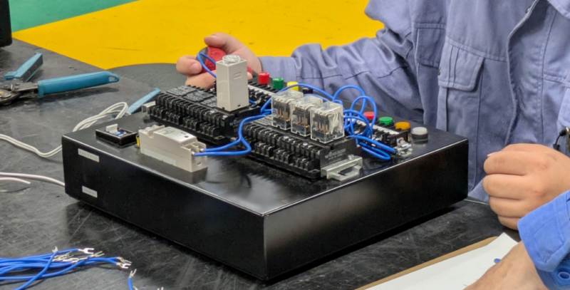 電気模擬盤を使った配線の製作実習