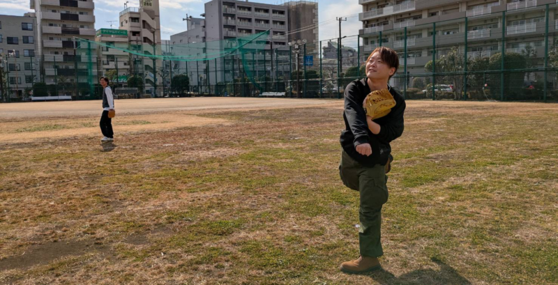 キャッチボールを楽しむ秦さん
